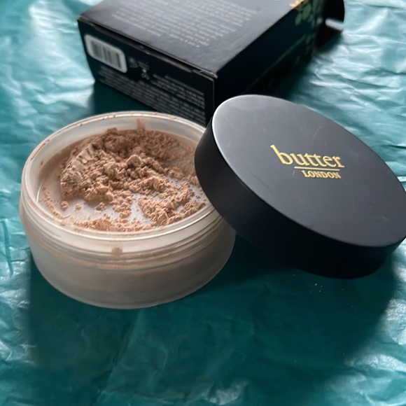 Butter London iridescent loose powder - Picture 2 of 7
